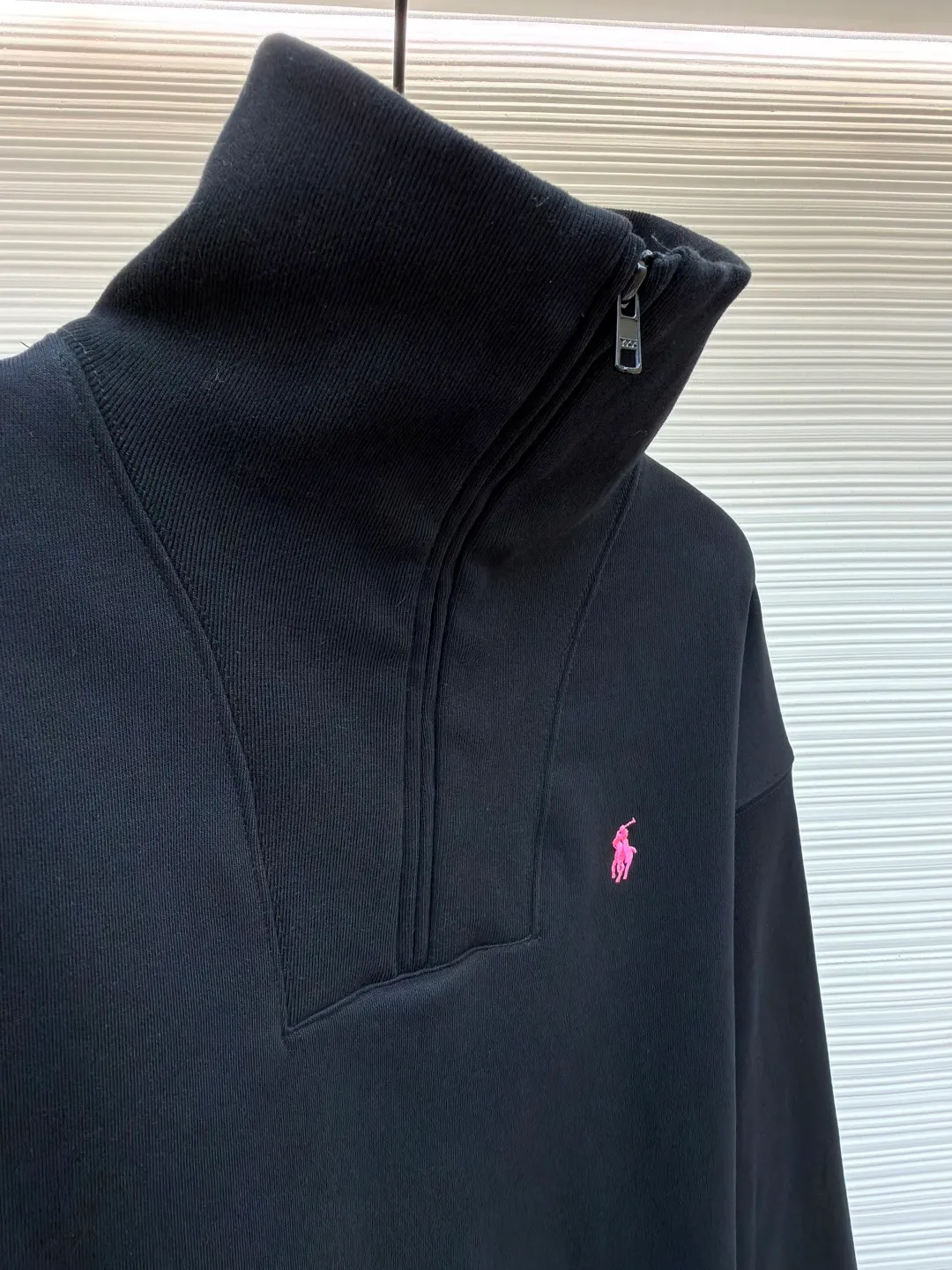 Ralph Lauren pink label half turtleneck sweatshirt ●Original version: Purchased and developed at 2190 ●Item number: 1681981-A90 ●Material: Wei cotton fleece composite fabric ●Technology: patch embroidery production ●Color: black pink ●Version: fitted version ●Weight: about 705 grams ●Size: S-M-L-XL ●Description: Customized luxury cotton fleece composite material, soft and silky, comfortable and skin-friendly It uses an extremely pure black tone as the background. A touch of pink pony logo embroidery is embellished on the chest. It is low-key and powerful. The back panel is embellished with the brand letters outlined in ivory white satin intarsia. The pink pony embroidery jumping in the center is the only color footnote in this black and white silent film. It coincides with the elegant and uninhibited brand philosophy. Its unique ribbed half-high collar design is sublimated, giving more flexibility and fashion sense to wear, showing taste in silence. Showing elegance and style, it uses imported machine embroidery technology. It uses advanced computer control systems and precision mechanical components to realize pony mark embroidery operations with high precision. The lines are smooth and delicate. It uses imported machine patch embroidery techniques. It uses advanced computer control systems and precision mechanical components to realize Ralph Lauren patch embroidery operations. It presents an embroidery effect with both clarity and three-dimensionality. The fabrics have been carefully washed. It has better hand feel and texture. It is not easy to deform, not easy to shrink, not easy to fade, and maintains long-term beauty. The overall wiring is straight and delicate, the fabric is comfortable and soft, and the color is consistent without color difference. It can be matched with the same style to create a fashionable look and control various occasions. Customized accessories, complete with three standards, same style for men and women!